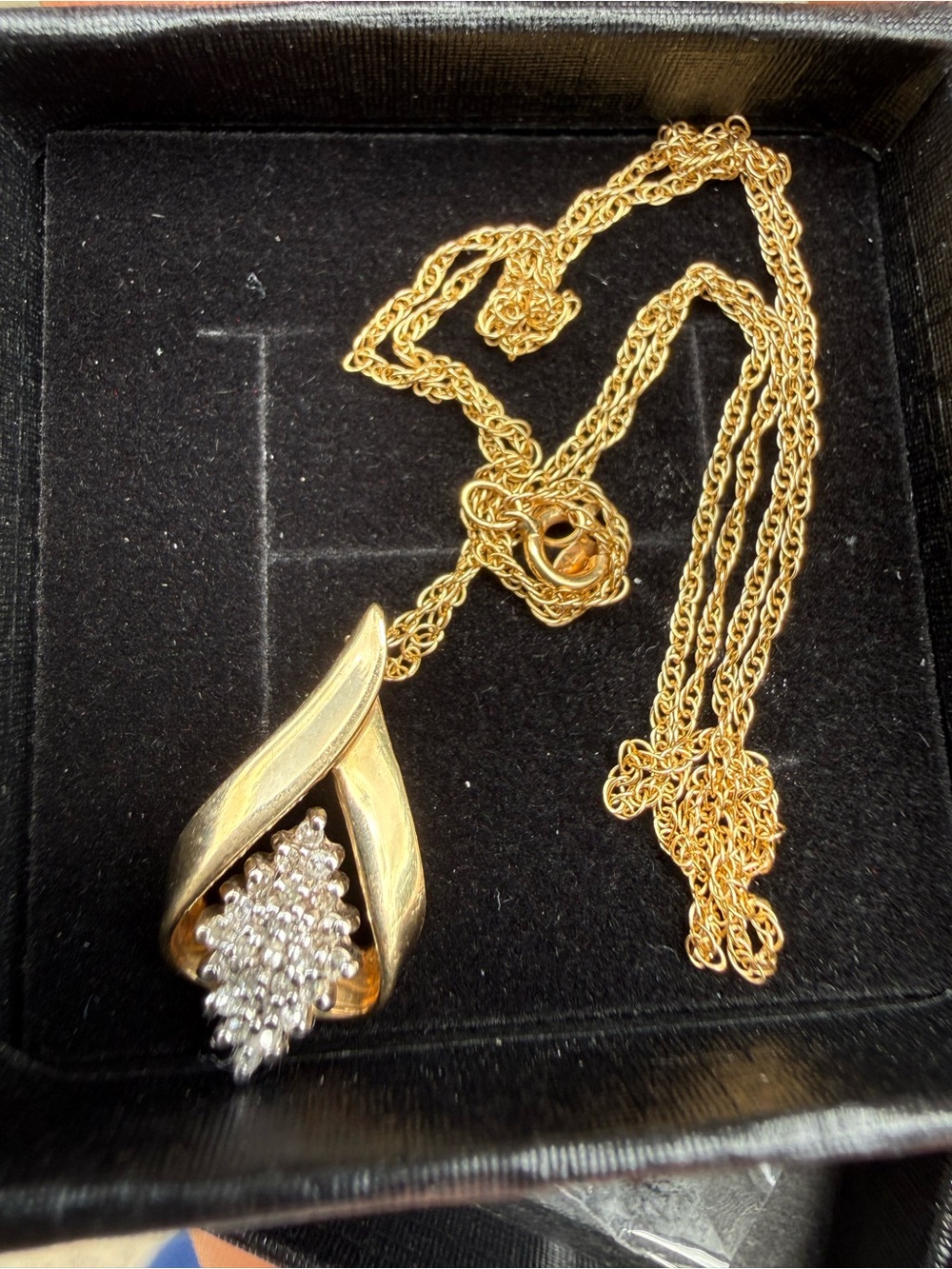 Vintage 10K Yellow Gold Diamond Teardrop Cluster Pendant Necklace 2.5g 0.24 CTW